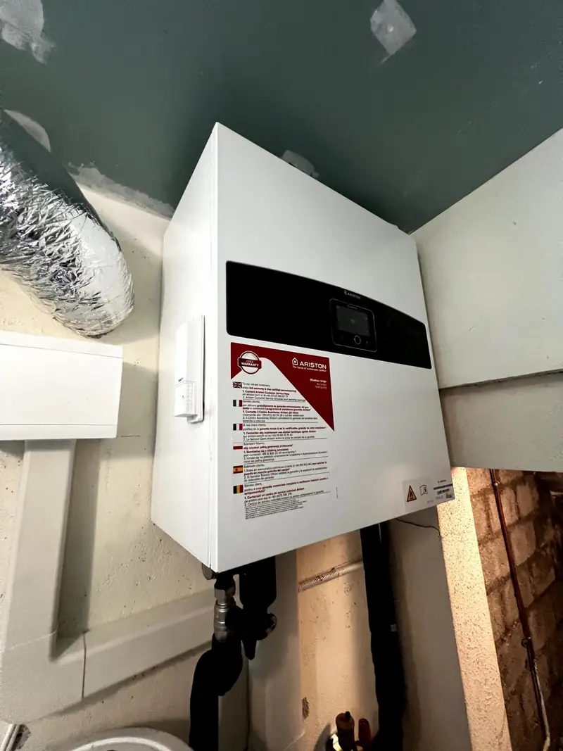 Module intérieur de pompe à chaleur air/eau fixé au mur, liaisons calorifugées