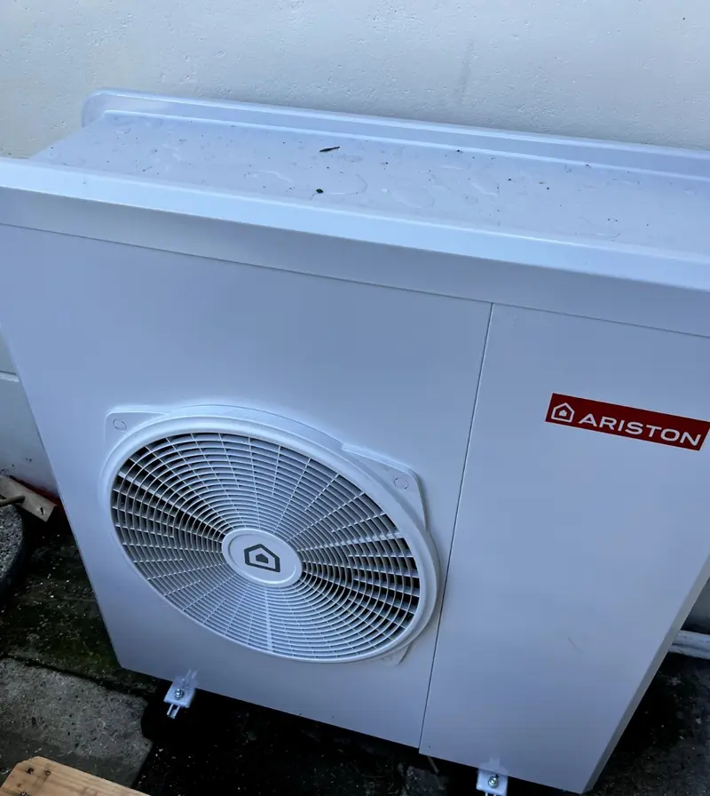 Gros plan sur l'unité extérieure d'une pompe à chaleur air/eau après pose